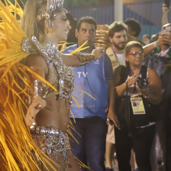 Grazi Massafera apareceu sorridente durante as gravações da próxima novela das sete