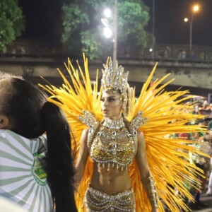 Grazi Massafera grava novela da Globo na Sapucaí durante desfile da Imperatriz Leopoldinense