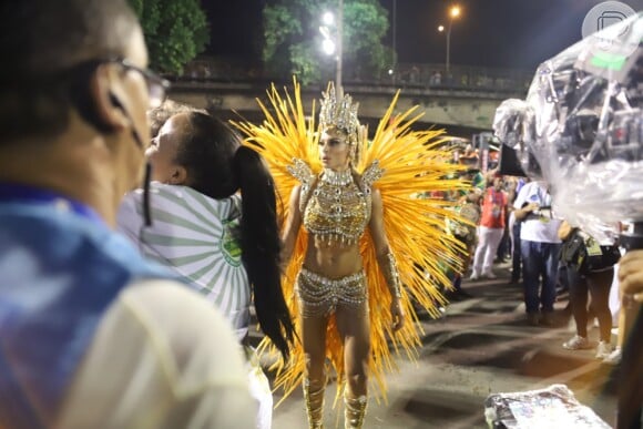 Grazi Massafera grava novela da Globo na Sapucaí durante desfile da Imperatriz Leopoldinense