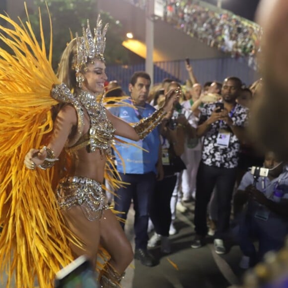 Grazi Massafera mostrou samba no pé ao gravar como passista na Sapucaí