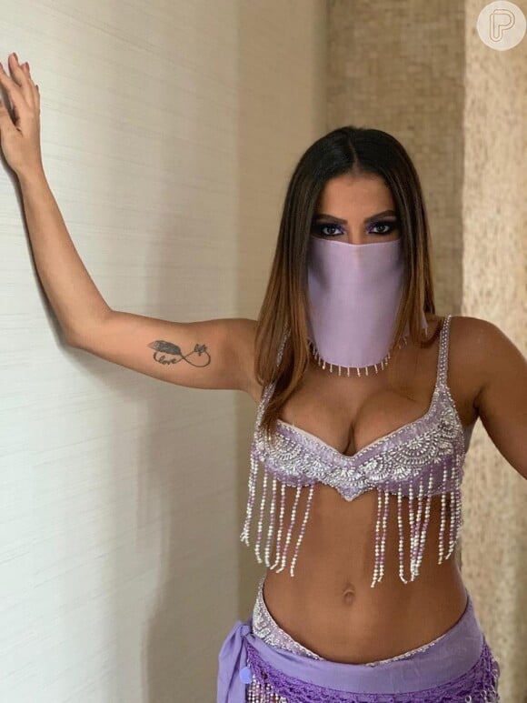 Anitta se vestiu de Feiticeira para show de carnaval em São Paulo e Luciano Huck aprovou: 'Estou me sentindo homenageado'