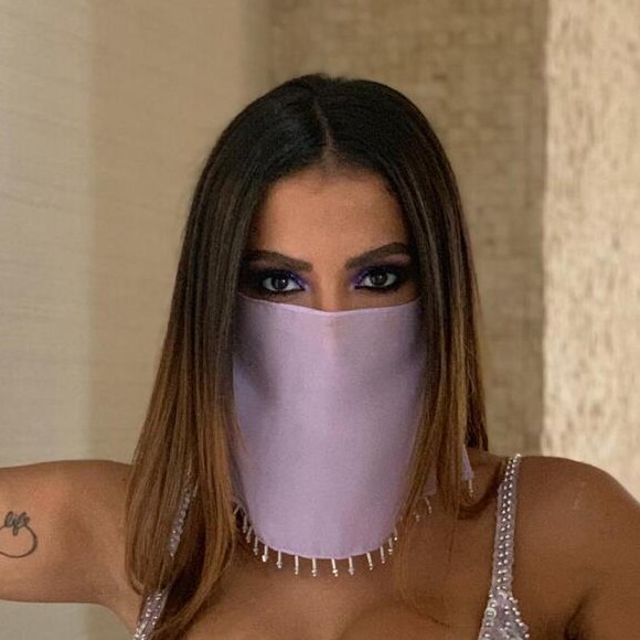 Anitta se vestiu de Feiticeira para show de carnaval em São Paulo e Luciano Huck aprovou: 'Estou me sentindo homenageado'