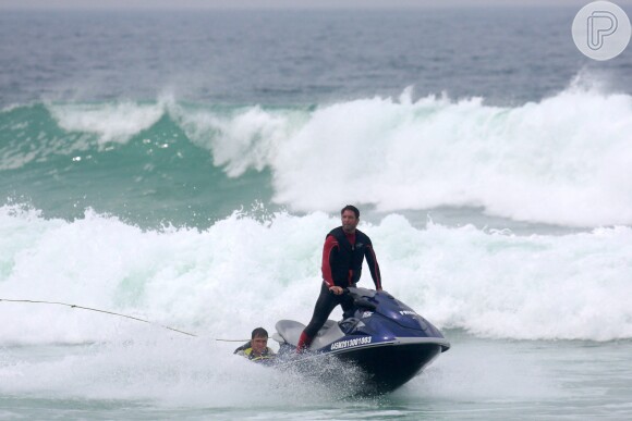 Mário Frias, além de surfar, também andou de jet ski