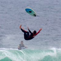 Mário Frias, no ar em 'Malhação', cai da prancha em dia de mar agitado no Rio