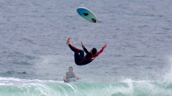 Mário Frias, no ar em 'Malhação', cai da prancha em dia de mar agitado no Rio
