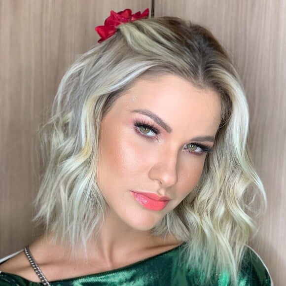 Andressa Suita combinou verde e vermelho em look de grife nesta quarta-feira, 4 de março de 2019