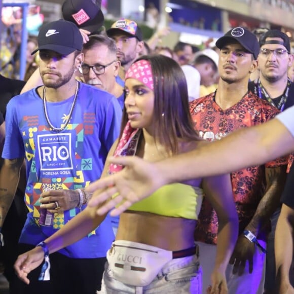 Neymar, a cantora Anitta e o surfista Gabriel Mendina entraram no local pela pista