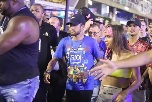 Neymar chegou acompanhado da cantora Anitta em Carnaval do Rio