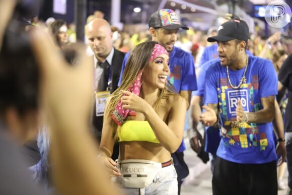 Anitta chegou com o grupo de Neymar, que contou ainda com o jogador Nenê e Gabriel Medina