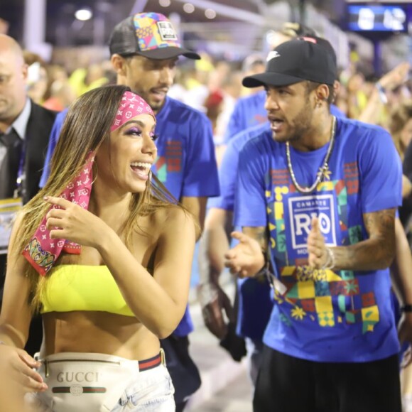 Anitta chegou com o grupo de Neymar, que contou ainda com o jogador Nenê e Gabriel Medina