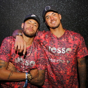 Neymar e Gabriel Medina posaram para fotos em camarote carioca