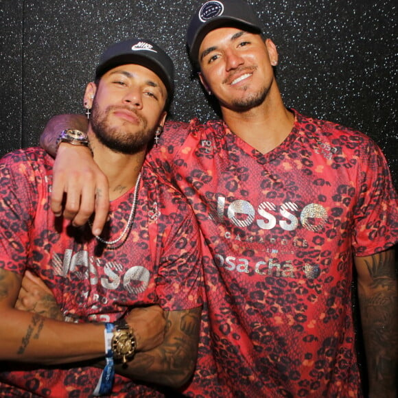 Neymar posou ao lado do amigo Gabriel Medina em camarote de Carnaval