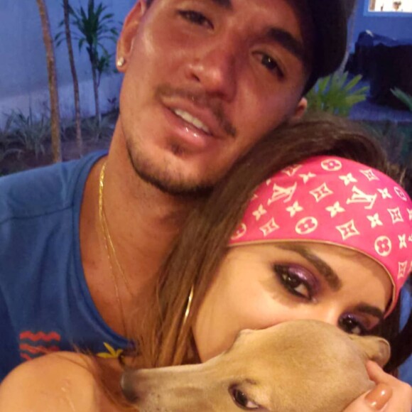 Anitta posta foto abraçada a Gabriel Medina