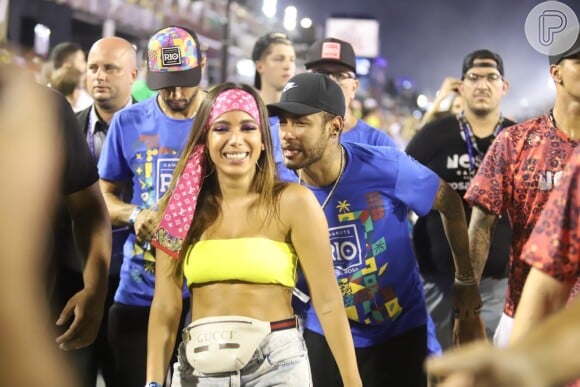 Neymar e Anitta são vistos trocando beijos em área discreta na Sapucaí