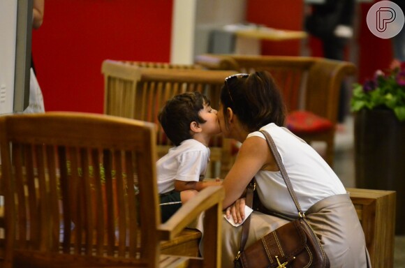 A atriz Juliana Paes ganhou um beijo doce do filho Pedro durante passeio em shopping no Rio de Janeiro