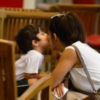 Juliana Paes recebe abraço apertado e beijo carinhoso do filho durante passeio