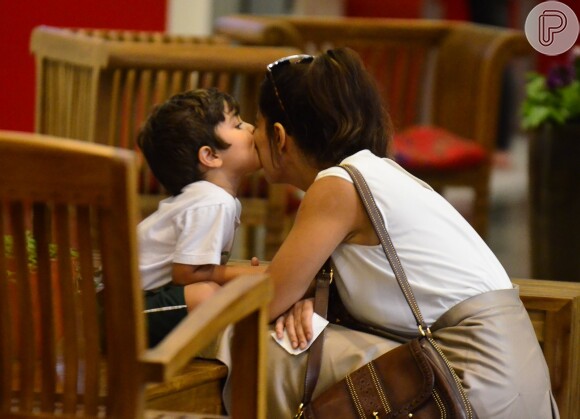 Juliana Paes recebe carinho e beijo do filho Pedro durante passeio em shopping no Rio de Janeiro, nesta segunda-feira, 29 de setembro de 2014