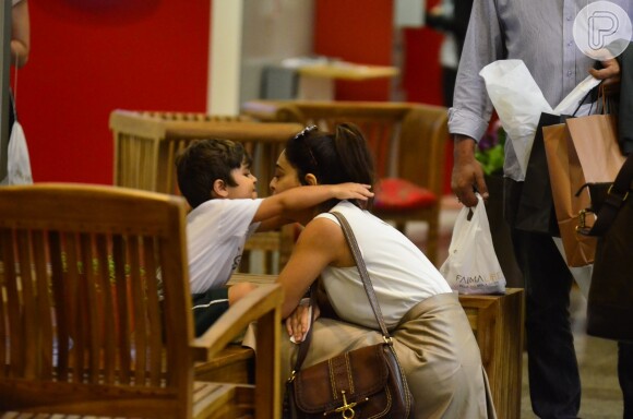Juliana Paes também ganhou um abraço do filho Pedro durante passeio em shopping no Rio