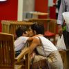 Juliana Paes recebe carinho e beijo do filho Pedro durante passeio em shopping no Rio