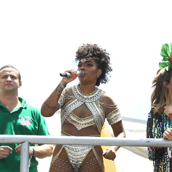 Ludmilla usou sua rede social para lamentar confusão que antecipou o fim do desfile do seu bloco 'Frevo da Lud': 'Mais amor! Mais paz! Fiquem bem e contem comigo. Amo vocês!'