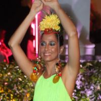 Camila Pitanga, Alinne Moraes e mais famosas vão a baile de carnaval. Veja looks