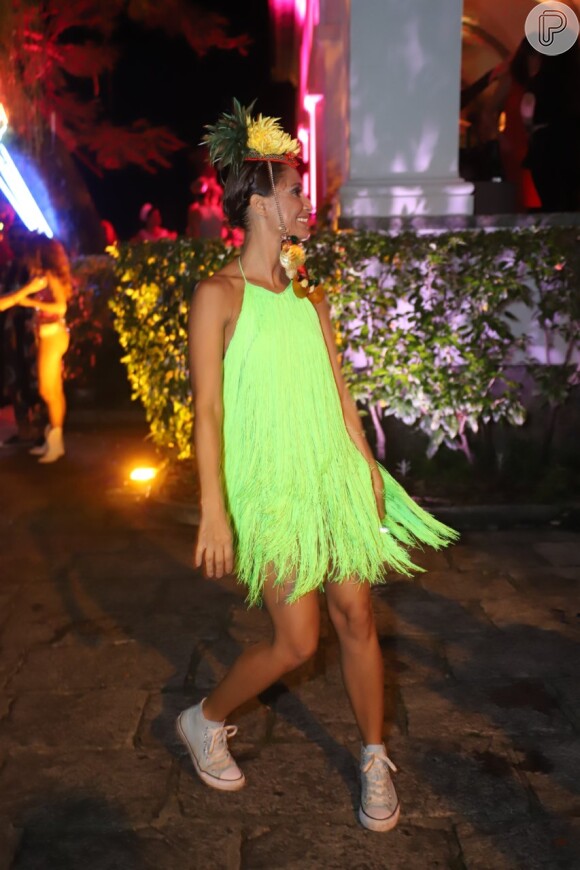 Camila Pitanga se divertiu no baile de carnaval Baile da Arara