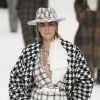 Cara Delevigne desfilou a coleção de outono-inverno 2019/2010 da Chanel com peças em tweed preto e branco