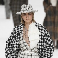 Pantalonas, looks brancos e tweeds: a última coleção de Karl Lagerfeld na Chanel