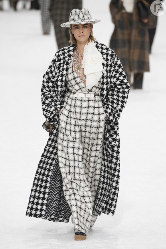 Cara Delevigne desfilou a coleção de outono-inverno 2019/2010 da Chanel com peças em tweed preto e branco