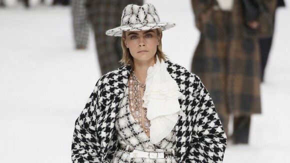 Pantalonas, looks brancos e tweeds: a última coleção de Karl Lagerfeld na Chanel