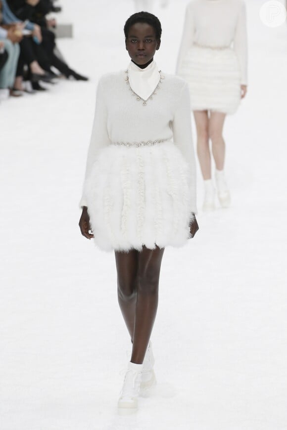 Produções all white foram destaque no desfile da Chanel na Semana de Moda de Paris no dia 5 de março de 2019