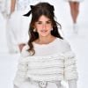 Penélope Cruz desfilou pela Chanel com uma das peças criadas por Karl Lagerfeld
