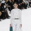 Tecidos brancos com estampas delicadas fazem parte da coleção de outono-inverno 2019/2020 da Chanel