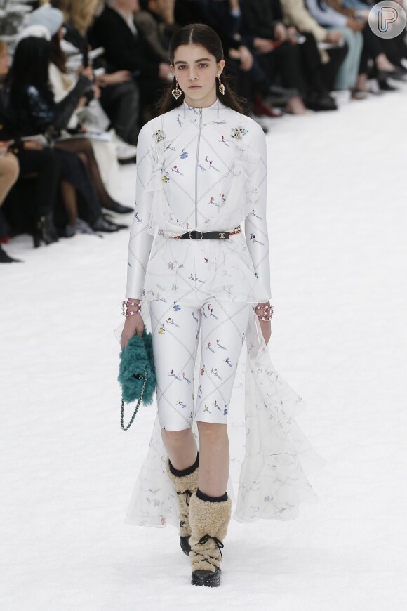 Tecidos brancos com estampas delicadas fazem parte da coleção de outono-inverno 2019/2020 da Chanel