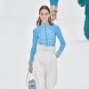 Pantalona branca + body e bolsa azuis: look de outono/inverno 2019 da Chanel
