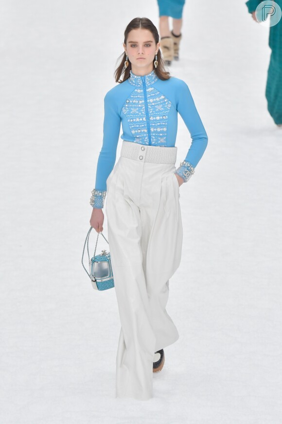 Pantalona branca + body e bolsa azuis: look de outono/inverno 2019 da Chanel