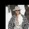 O clássico tweed em preto e branco da Chanel apareceu com Cara Delevigne no desfile da grife na Semana de Moda de Paris