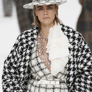 O clássico tweed em preto e branco da Chanel apareceu com Cara Delevigne no desfile da grife na Semana de Moda de Paris