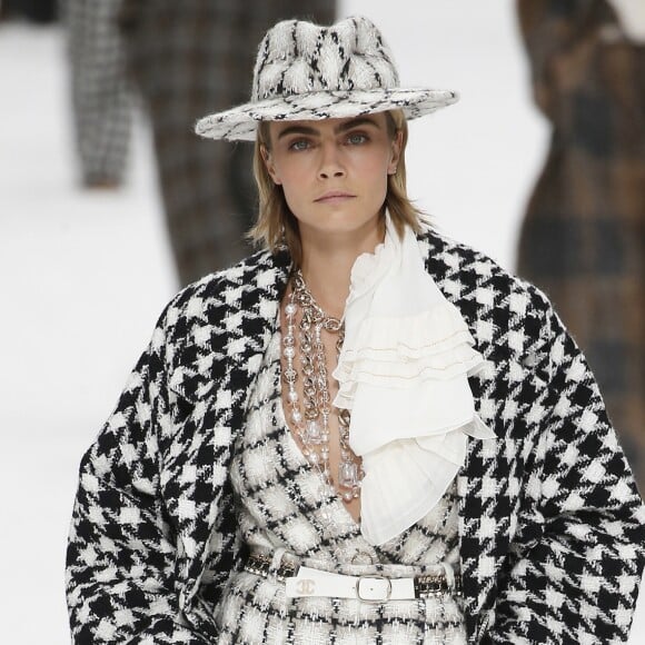O clássico tweed em preto e branco da Chanel apareceu com Cara Delevigne no desfile da grife na Semana de Moda de Paris