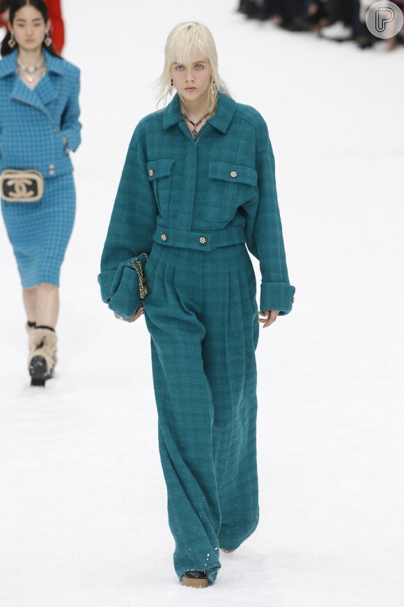 O macacão pantalona verde em tweed também foi destaque no desfile da Chanel na Semana de Moda de Paris