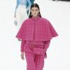 Chanel também desfilou com peças em tweed rosa como tendência para o outono/inverno 2019