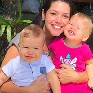 Thais Fersoza mostrou os filhos, Melinda e Teodoro, com look da mesma estampa nesta sexta-feira, 8 de março de 2019