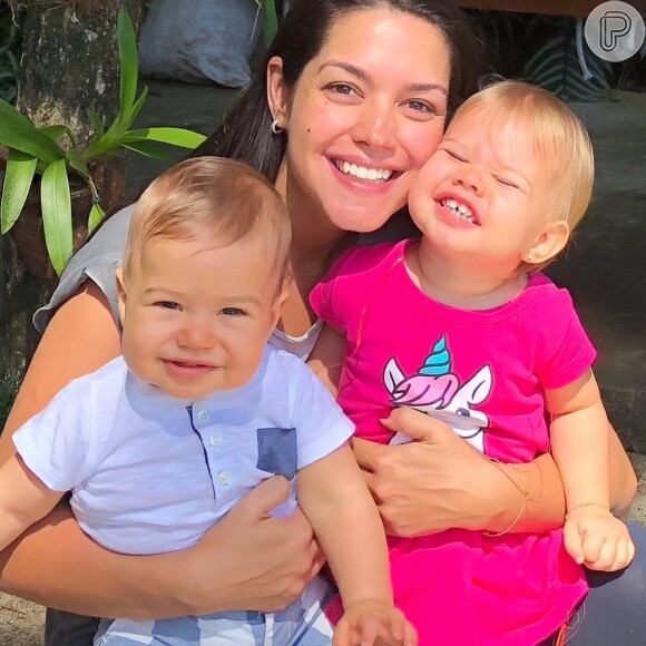 Thais Fersoza mostrou os filhos, Melinda e Teodoro, com look da mesma estampa nesta sexta-feira, 8 de março de 2019