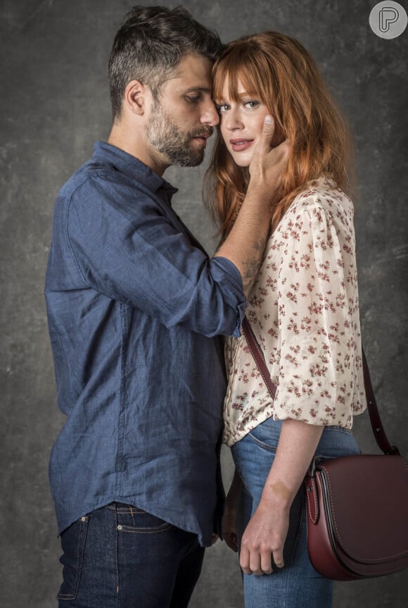 Luz (Marina Ruy Barbosa) e Gabriel (Bruno Gagliasso) se abraçam e a ruiva se declara ao ex nos próximos capítulos da novela 'O Sétimo Guardião': 'Você continua me amando, assim como eu te amo. Mas nosso amor é impossível, é proibido'