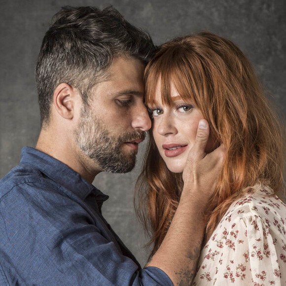 Luz (Marina Ruy Barbosa) e Gabriel (Bruno Gagliasso) se abraçam e a ruiva se declara ao ex nos próximos capítulos da novela 'O Sétimo Guardião': 'Você continua me amando, assim como eu te amo. Mas nosso amor é impossível, é proibido'