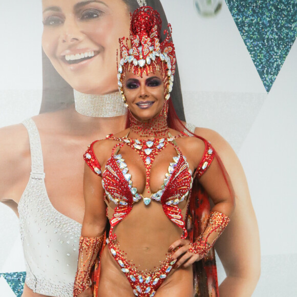 Viviane Araújo exibe boa forma no desfile das campeãs, no Rio de Janeiro, em 9 de março de 2019