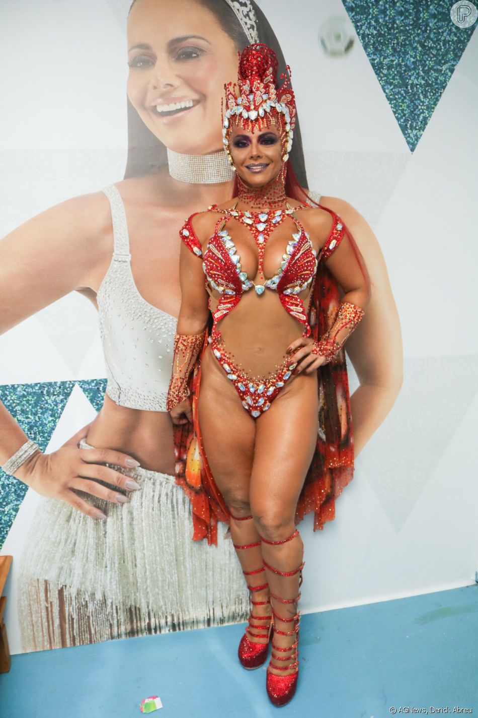 Viviane Ara Jo Exibe Decote E Boa Forma No Desfile Das Campe S Do Carnaval Purepeople