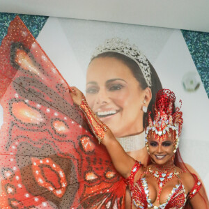 Viviane Araújo usa fantasia de borboleta no desfile do Salgueiro