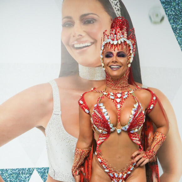 Viviane Araújo posa para fotos antes de desfilar pelo Salgueiro