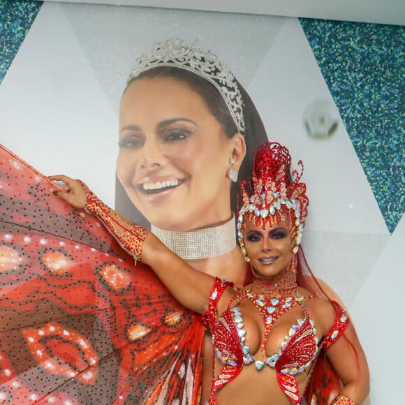 Viviane Araújo exibe corpo em forma no desfile das campeãs, no Rio de Janeiro, em 9 de março de 2019